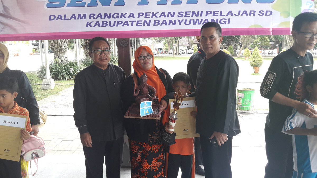 uptdblsari's tweet photo. Alhamdulillah Blimbingsari mendapat juara 2 pada lomba seni patung dalam rangka pekan seni pelajar tingkat SD se kab banyuwangi thn 2018.
Trimakasih ananda Zianka Lazuardi telah mengharumkan nama pendidikan Blimbingsari.
Terus blajar dan berprestasi.
@AzwarAnas_A3 @sulihtiyono3 https://t.co/Qw0dW74VzS