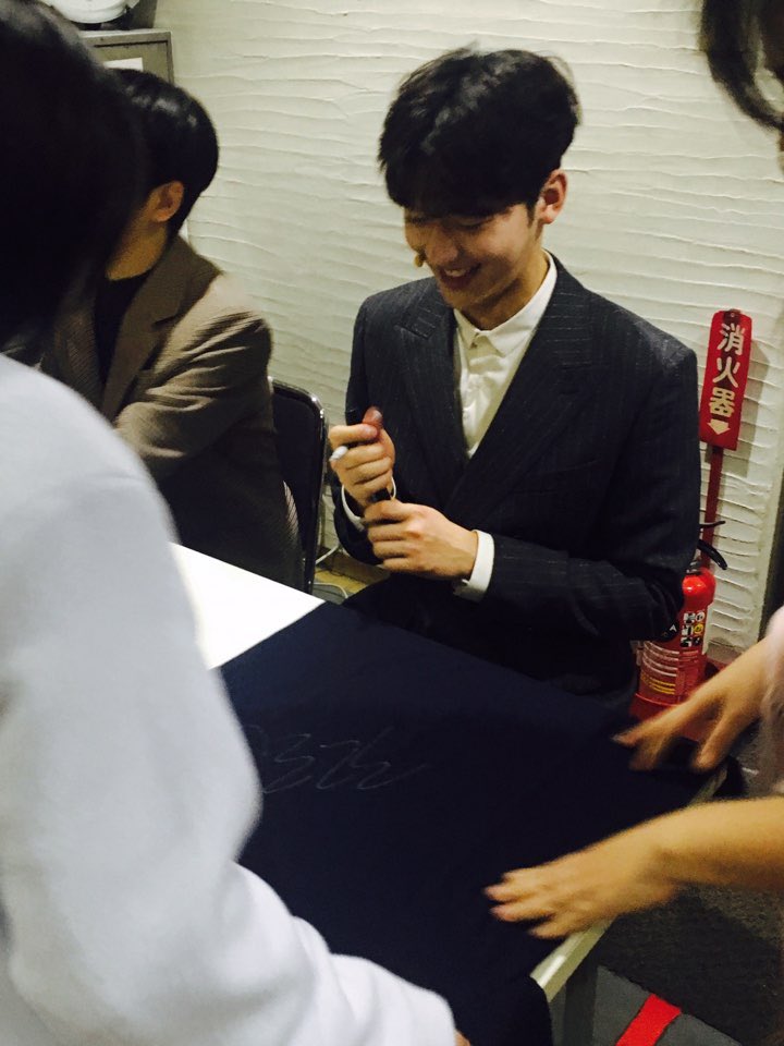 oneoone_101's tweet photo. 미소왕자님! 이라 불리는 도균배우! 무사히 뮤지컬 '어차피 겪어야 할 사랑이야기 2018' 일본공연을 끝마친 사인회 모습 전해드려요 💕

#あな恋 #ドギュン #도균 #권도균 #笑顔王子様 #어겪사 https://t.co/5VMfIKz8Ct