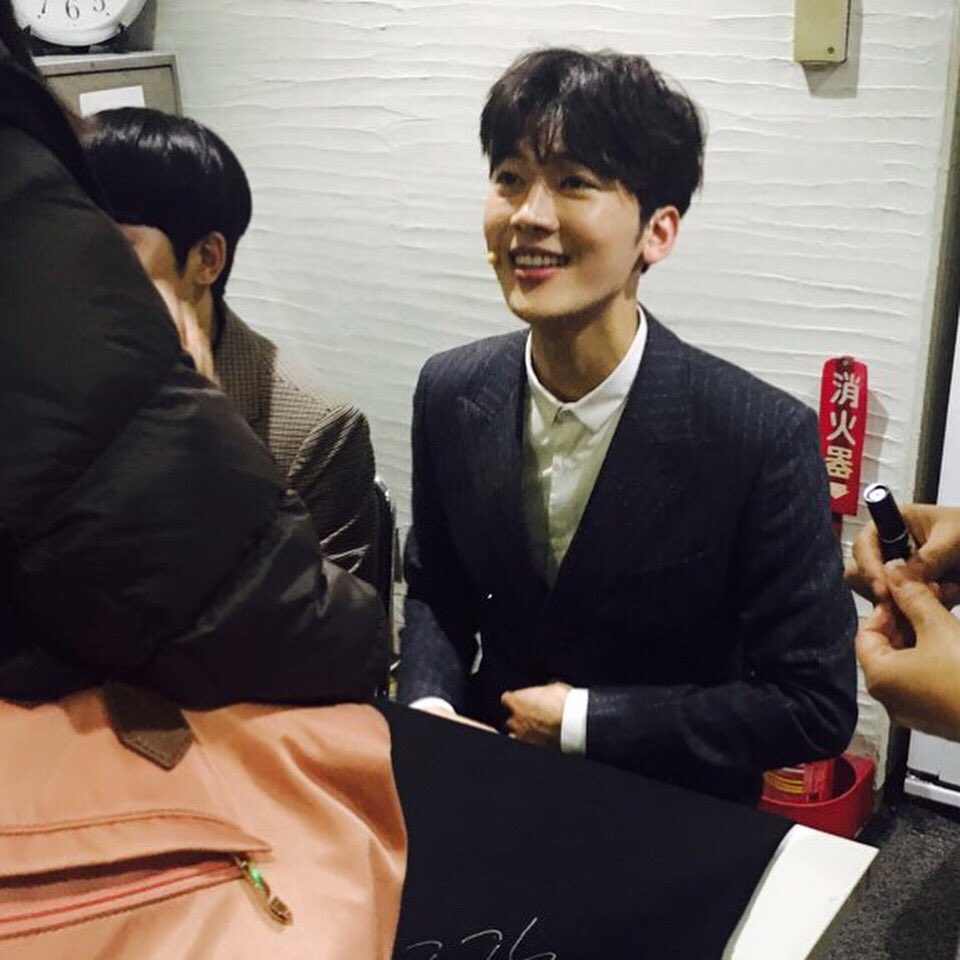 oneoone_101's tweet photo. 미소왕자님! 이라 불리는 도균배우! 무사히 뮤지컬 '어차피 겪어야 할 사랑이야기 2018' 일본공연을 끝마친 사인회 모습 전해드려요 💕

#あな恋 #ドギュン #도균 #권도균 #笑顔王子様 #어겪사 https://t.co/5VMfIKz8Ct