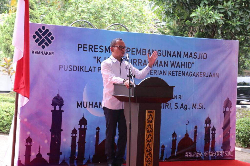 Menaker <a href="/hanifdhakiri/">MHD</a> pagi tadi meresmikan pembangunan mesjid di lingkungan Pusdiklat <a href="/KemnakerRI/">Kementerian Ketenagakerjaan RI</a> (13/3).