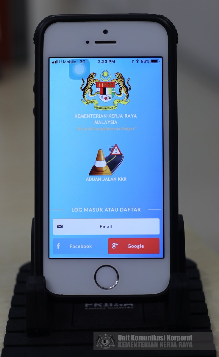 FaizallPesot's tweet photo. Mobile Apps 'Aduan Jalan KKR' ini adalah salah satu medium saluran aduan yg disediakan oleh KKR kpd pengguna menghantar sebarang aduan berkaitan Jln Persekutuan, Jln Negeri &amp; Lebuhraya di Malaysia. Muat turun di Apple Appstore &amp; Google Playstore skrg #bagitahukami #ukk #kkr https://t.co/GgA6p1GJNT