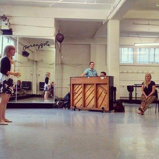MidlandsMT's tweet photo. @kerryjaneellis1 masterclass with Principal @jameswillsagent @pineappledance ...now MAMT are on Kerry's 2018 tour! #learnfromthebest #industrybased #WestEndTutors β¨ππ https://t.co/jvozX6DSMK