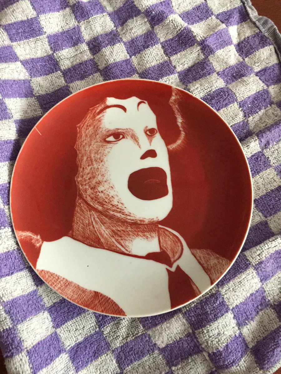 まさかの教祖様！？　妹が作ったお皿の絵が怖すぎるｗｗｗ