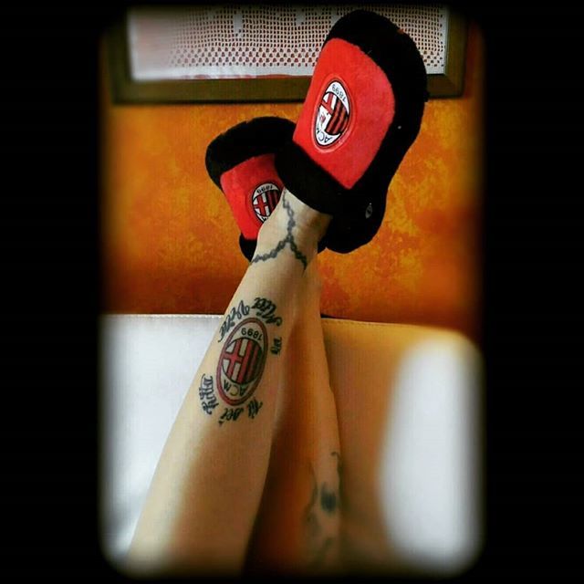 #Repost @dianinajolie_4
・・・
Relax in rossonero 🔴⚫
(grazie del regalo mami ❤)
#acmilan #milan #insideacm #weareacmilan #weareateam #promettodiessertifedelesempre #nellagioiaeneldolore #nellabuonaenellacattivasorte #relax #me #girl #rossonera #cuor… ift.tt/2FB4ZEQ