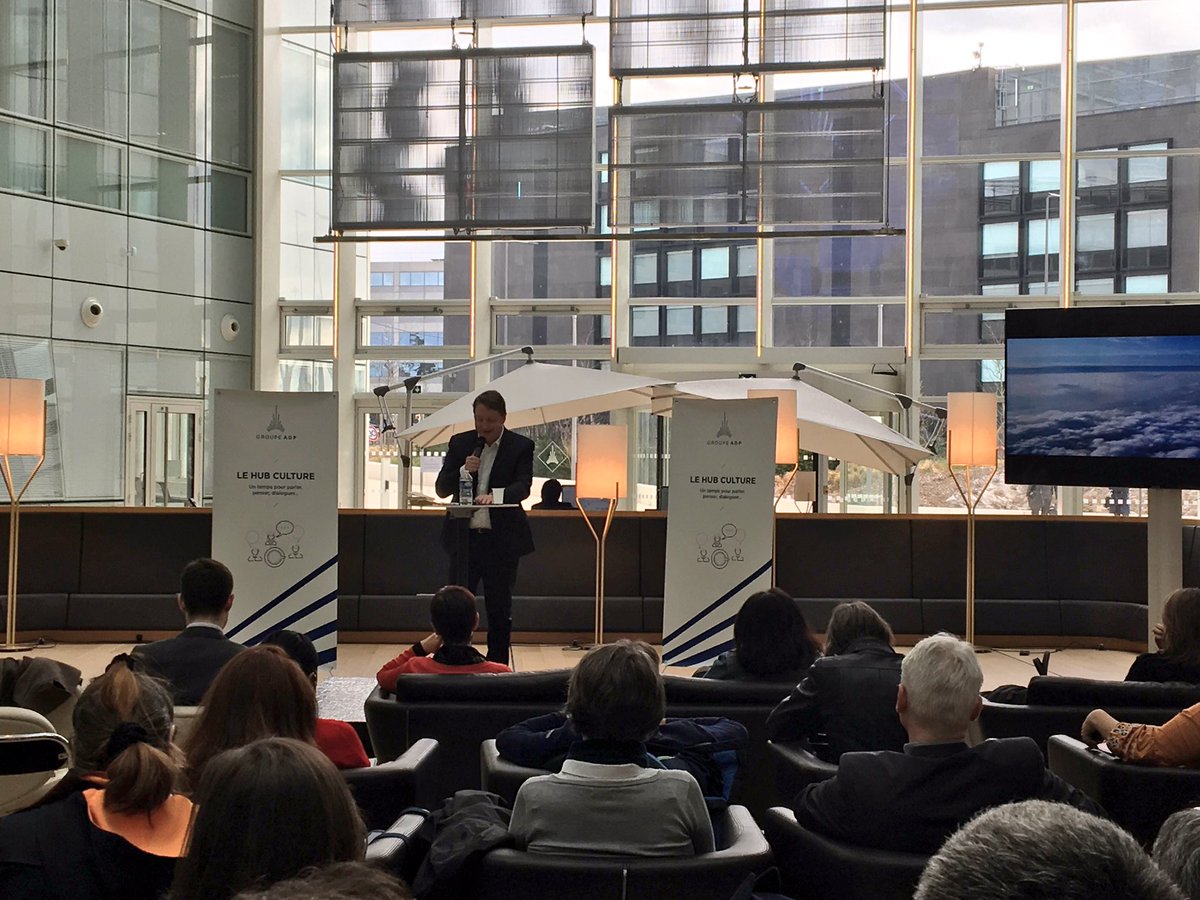 GroupeADP's tweet image. #Hubculture @MEltchaninoff conclut sur l' #aéroport comme lieu d'une rencontre dialectique Entre le local et le global, le ciel et la terre. Selon G. Bachelard l'envol est vécu comme une apothéose de notre humanité. L'ancrage à la terre reste pr autant indispensable. @philomag