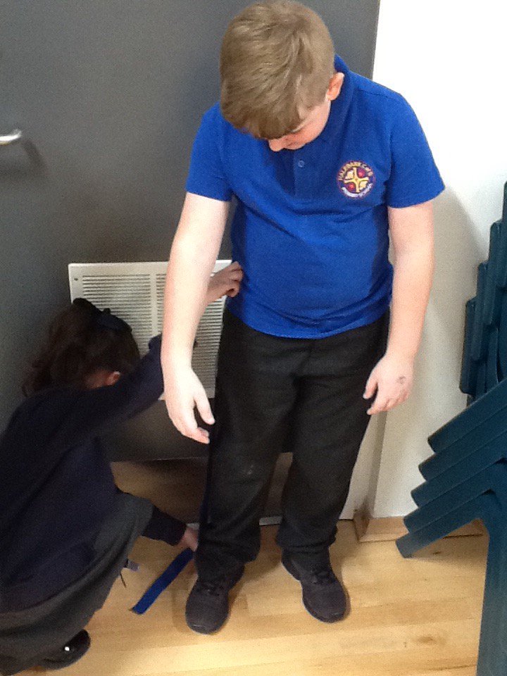 halebank_sch's tweet photo. Science Week in Class 3 ๐๐โ๏ธ๐๐๐ป Do people with longer legs jump the furthest? We have planned an investigation, predicted results, worked in groups to get average results, displayed our results in a table and a graph and came up with our own conclusion! #happyscienceweek https://t.co/mYxM8ttKCn