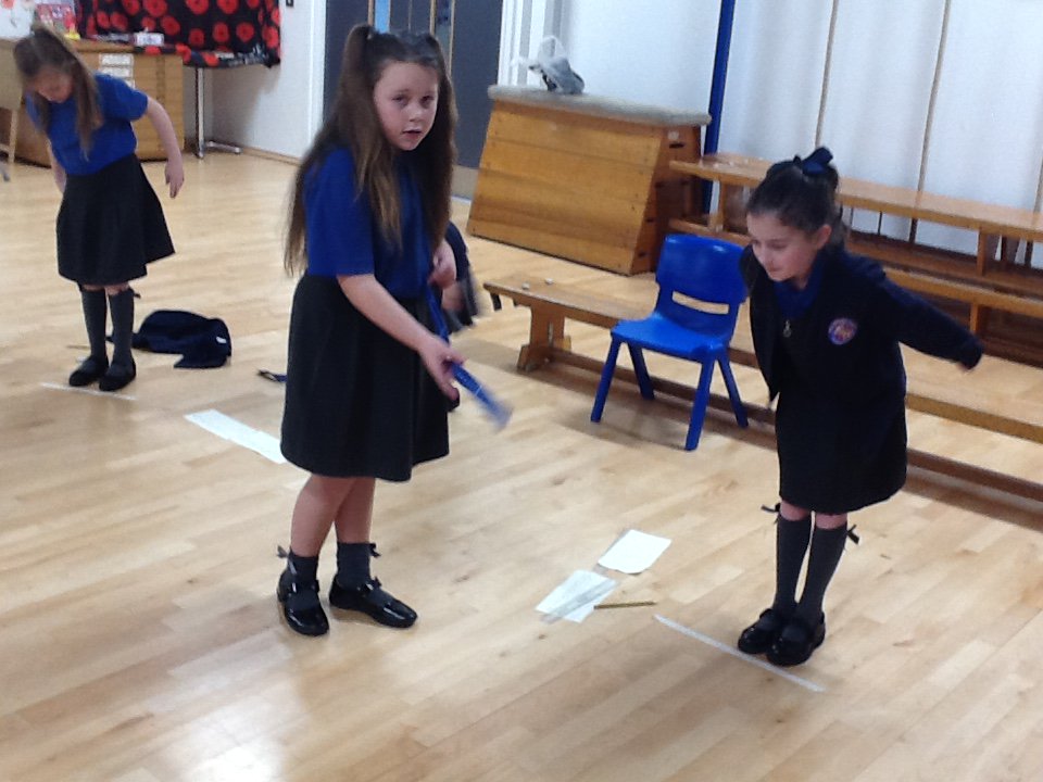 halebank_sch's tweet photo. Science Week in Class 3 ๐๐โ๏ธ๐๐๐ป Do people with longer legs jump the furthest? We have planned an investigation, predicted results, worked in groups to get average results, displayed our results in a table and a graph and came up with our own conclusion! #happyscienceweek https://t.co/mYxM8ttKCn