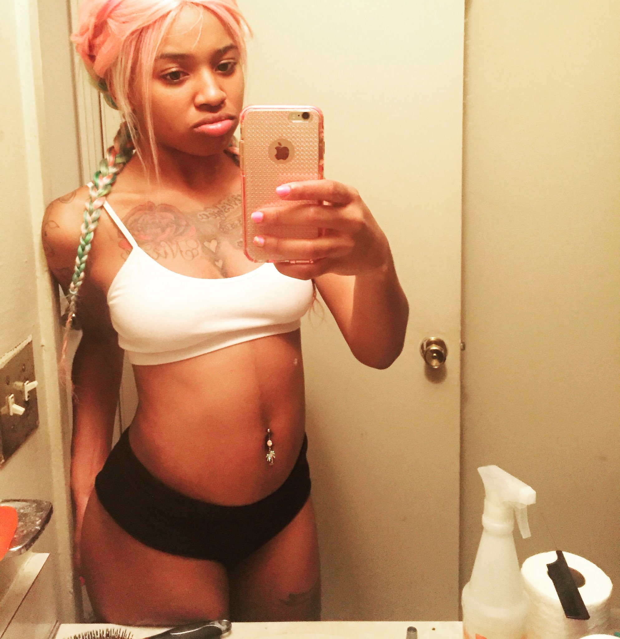 2 pic. Oouu I got em hot ,hot sauce https://t.co/qs7EHuhJGv