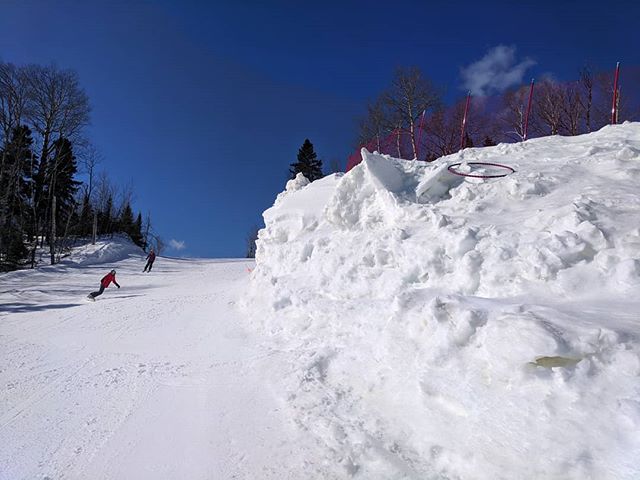 EagleRidgeMN's tweet photo. First Official Photo: When do you think the final pile melts away? 
Enter Contest ----> https://t.co/AyDBBgMGDj
📷: 03/12/18 | BoarderX on Mystery Mountain 
#skilutsen #springskiing @DoNorthMN @exploreminn https://t.co/Od09Xm7930