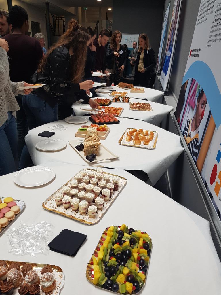 FemixSports's tweet photo. ➡️ Après une matinée riche en échanges, place à la pause-déjeuner en presence de l'agence du @ServiceCivique, des services civiques, leurs tuteurs, la @laFSCF ainsi que notre partenaire la @FDJ https://t.co/DgS2kSskZI