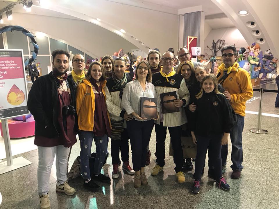 VPfalla's tweet photo. Patricia Moragón,finalista al premi de les Lletres Falleres ENRIC SOLER I GODES, la nostra Fallera Major i el nostre President han assistit a la gala que s’ha celebrat, per tal de recollir el diploma que ens acredita com a finalistes.
Una vegada més #Juntsanemméslluny https://t.co/RMh3iauaNb