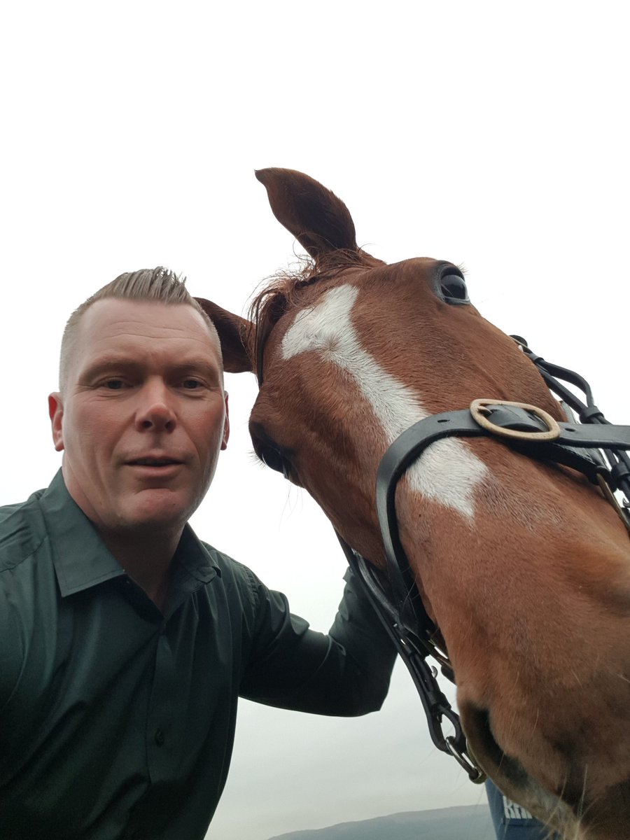 MCYeeehaaa's tweet photo. Hanging with 'Jesus' Samcro @CheltenhamRaces @itvracing Yeeehaaa! 🏇😎 https://t.co/IrPFx4u5YY