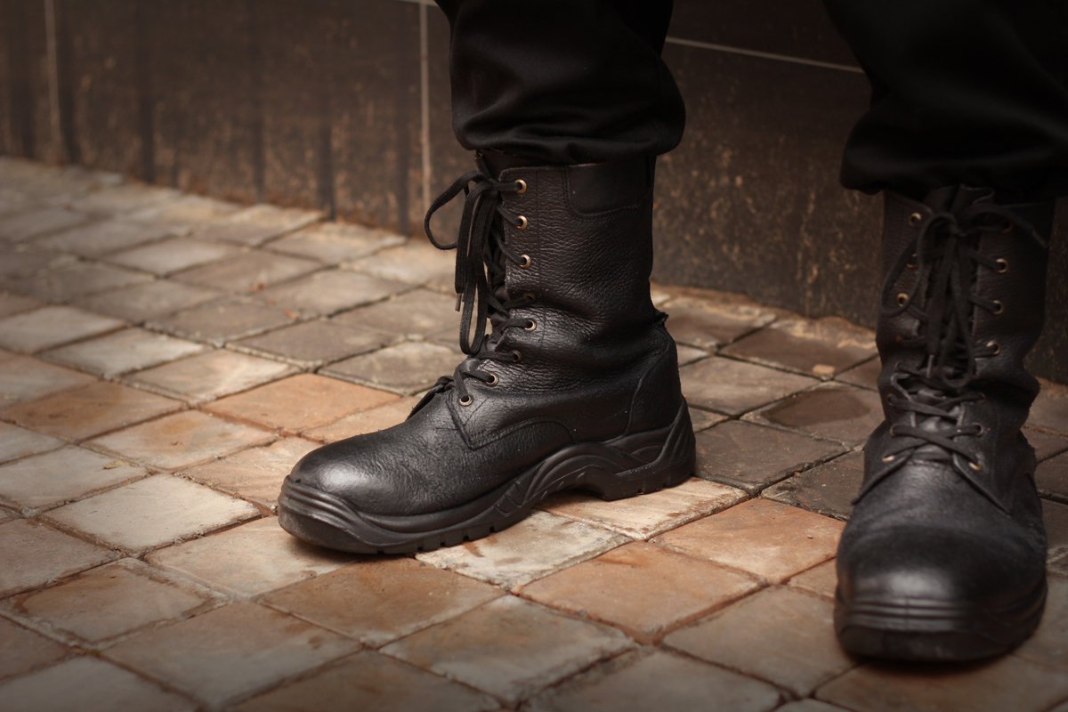 MantisSecurity's tweet image. Security Officers go through a rigorous and tough training process in order to stand by your side and protect you. The training is long and hard, and is always kept up to date! Our guards are also trained in First Aid and Firefighting - all for YOU! #besafe #securitysouthafrica