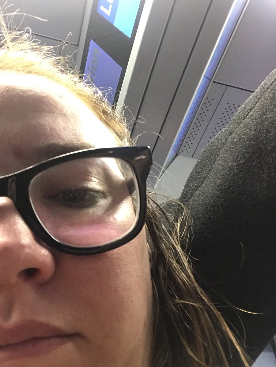 emsieangus's tweet image. London life 
I’m actually stuck with an arm resting on my neck.
#londoncommuting