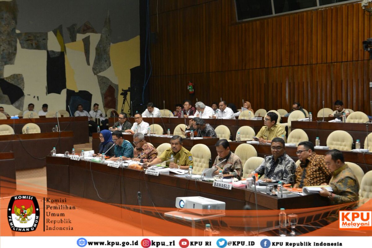 KPU hadiri Rapat Dengar Pendapat (RDP) dengan Komisi II DPR terkait materi Rancangan PKPU berkaitan pemilu 2019, berlangsung di Gedung Nusantara II DPR, Jakarta, Selasa (13/3/2018). #KPUMelayani #PKPU #Pemilu2019