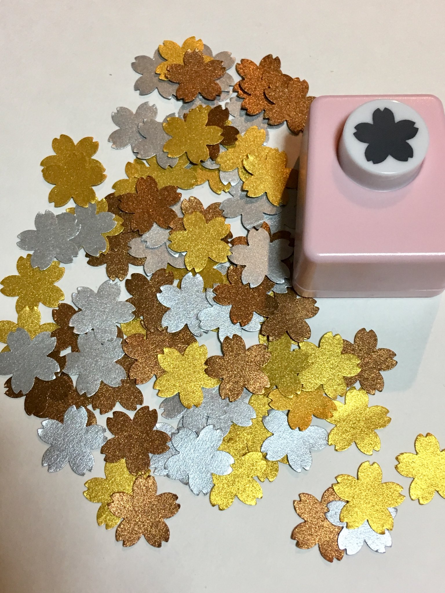 Yosigon ダイソーで買った桜のクラフトパンチを使って 同じくダイソー で買った 金 銀 銅の画用紙を使う ちょっとおしゃれな雑貨風の桜の花のできあがり T Co Tqc0bznwo3 Twitter