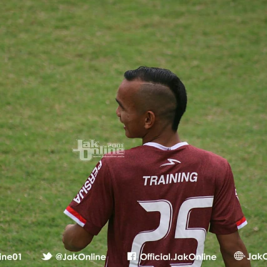 JakOnline's tweet photo. Ada yang baru dari latihan Persija di Lapangan A, Senayan, sore ini. 
.
#UpdateJO https://t.co/FiSQxSPLdI