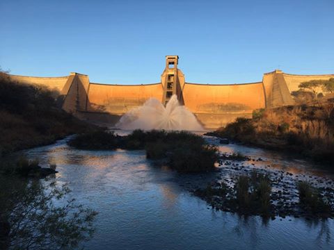 BUSHMAN'S TRAIL: Entrants into both days receive the official race technical garment (value - R250), included in their entry??
Orders are being finalized so get your entry in by Friday if you want to confirm your garment!
kzntrailrunning.co.za/event/the-bush…

#eskort #wagendrifttrails