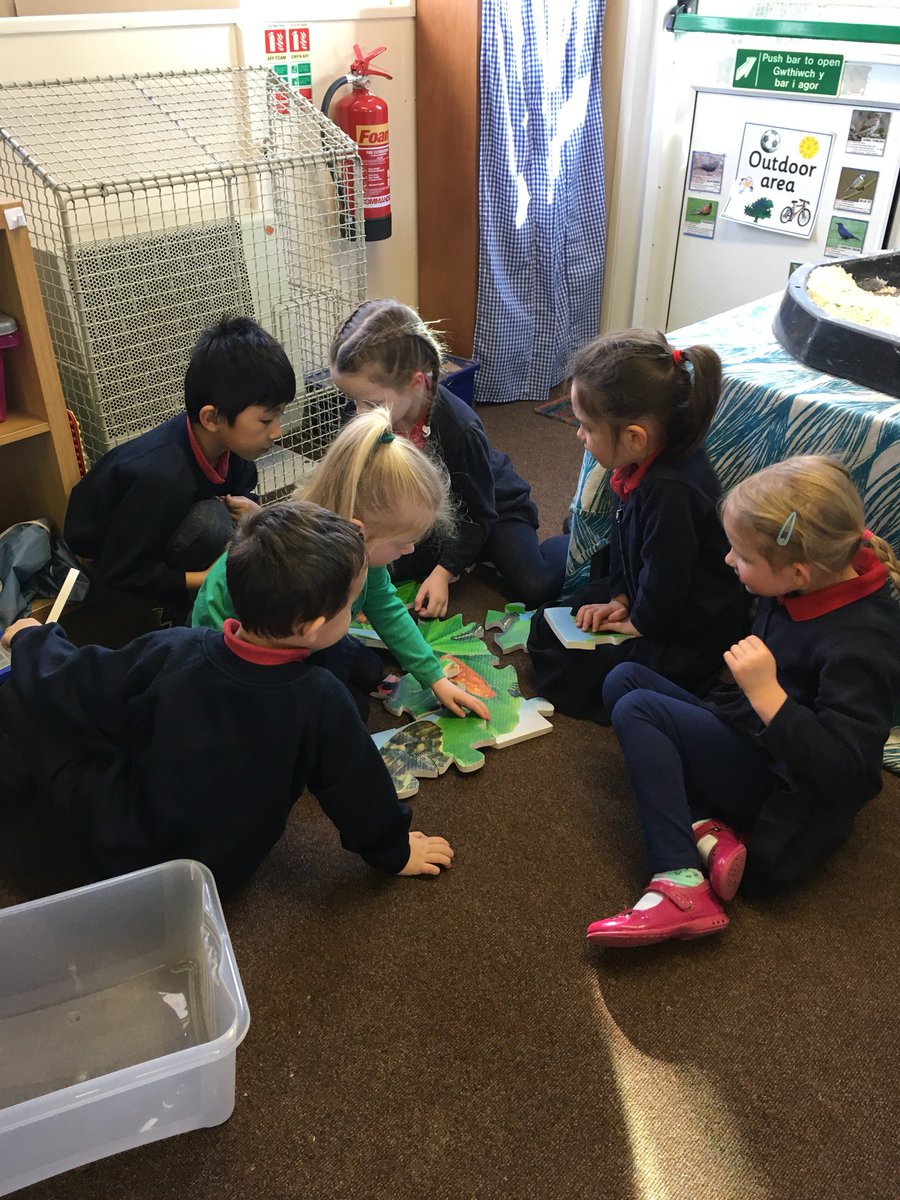 Hendrefoilan's tweet photo. Jigsaw puzzles.... we work well as a group in Reception ππ» #hdfprec #hdfpteamwork https://t.co/IDbOyErZX9