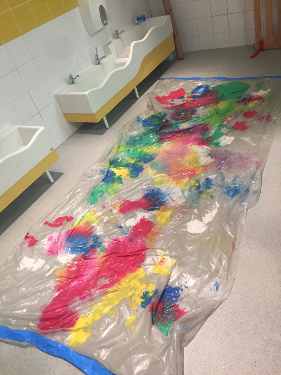 CecileBllcq's tweet photo. Atelier Parents-Enfants « Peinture propre géante » pour la Grande Semaine de la Petite Enfance ! Tout bouge ! @Creches_LPCR #GSPE #peinturepropre https://t.co/dno94zg7xp