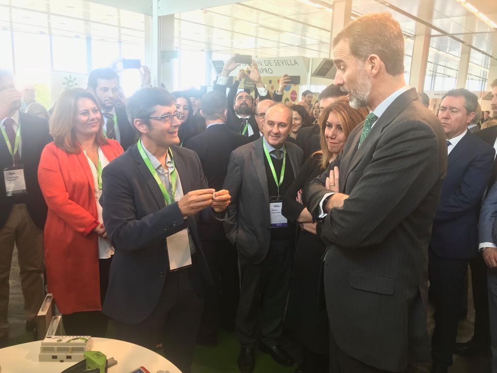 muvoneofficial's tweet photo. SM el Rey Felipe VI @CasaReal y la Presidenta de la @AndaluciaJunta conociendo de cerca nuestro @muvoneofficial gracias a @juanmgaitan en el stand de @FIWARE en la jornada de ayer en el #AndaluciaDigitalWeek https://t.co/4hYjRL8Y43
