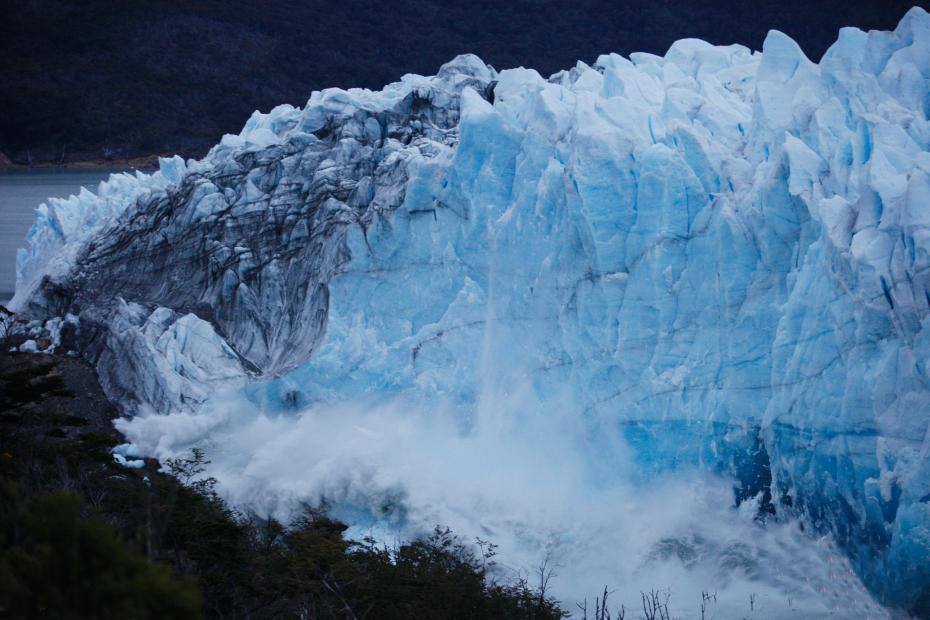 CCTV's tweet image. 【阿根廷冰川拱門崩塌場面壯觀 】3月12日，阿根廷冰川國家公園，在當地的阿根廷湖上一個巨大的冰川拱門出現斷層。一個冰川拱門的形成需要2到4年的時間，每當冰川拱門形成後，就會阻斷附近的水流入湖中。但河水會穿透冰堤，開出越來越大的水道，上方成為拱門形狀、最後支撐不住崩塌。