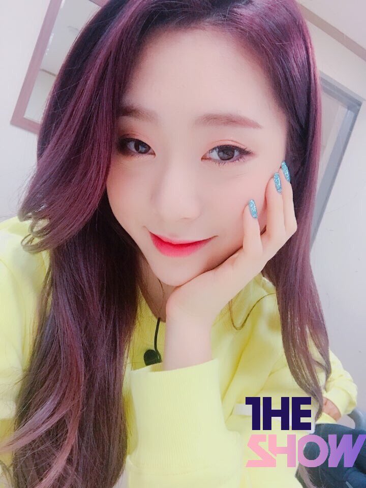 theshow_offcl's tweet image. [★140회 더쇼 초이스 후보③] 예쁜 애 옆에 예쁜 애 왜 #우소 얼굴 노벨 평화상 안 시켜주냐구요 (찡찡) 어제보다 13x160225 배 마법사미 넘치는 #우주소녀 #화이트데이 기념 셀카 선물🎀 #더쇼 #THESHOW @WJSN_Cosmic
