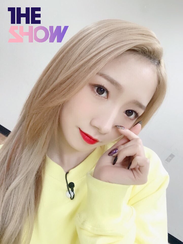 theshow_offcl's tweet image. [★140회 더쇼 초이스 후보③] 예쁜 애 옆에 예쁜 애 왜 #우소 얼굴 노벨 평화상 안 시켜주냐구요 (찡찡) 어제보다 13x160225 배 마법사미 넘치는 #우주소녀 #화이트데이 기념 셀카 선물🎀 #더쇼 #THESHOW @WJSN_Cosmic