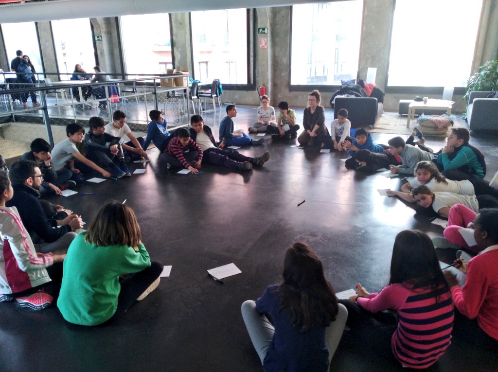 En asamblea debatiendo sobre la mejor forma de presentar el proyecto #sacaelmonstruo con <a href="/AlexMolto/">Alex Molto</a> <a href="/snchez_cristina/">Elon musk</a> <a href="/CocoEsteve/">Coco Esteve</a> en <a href="/medialabprado/">Medialab Prado</a> la creación colectiva necesita de consensos y discusión!!