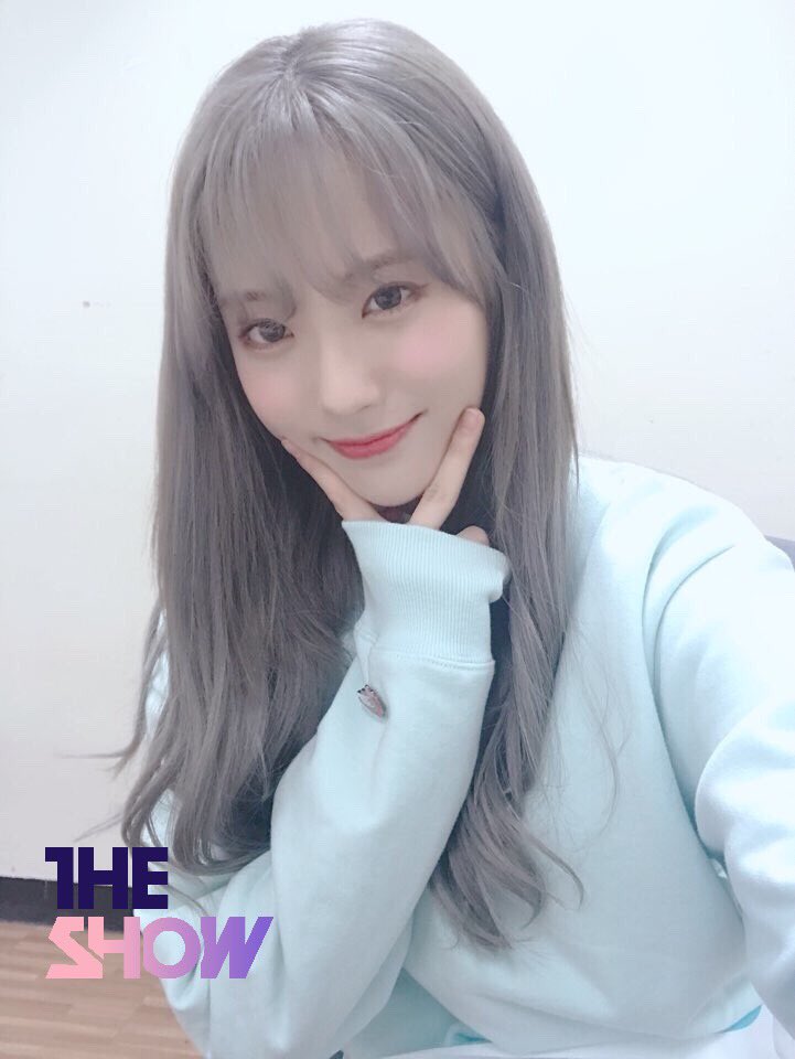 theshow_offcl's tweet image. [★140회 더쇼 초이스 후보③] 예쁜 애 옆에 예쁜 애 왜 #우소 얼굴 노벨 평화상 안 시켜주냐구요 (찡찡) 어제보다 13x160225 배 마법사미 넘치는 #우주소녀 #화이트데이 기념 셀카 선물🎀 #더쇼 #THESHOW @WJSN_Cosmic