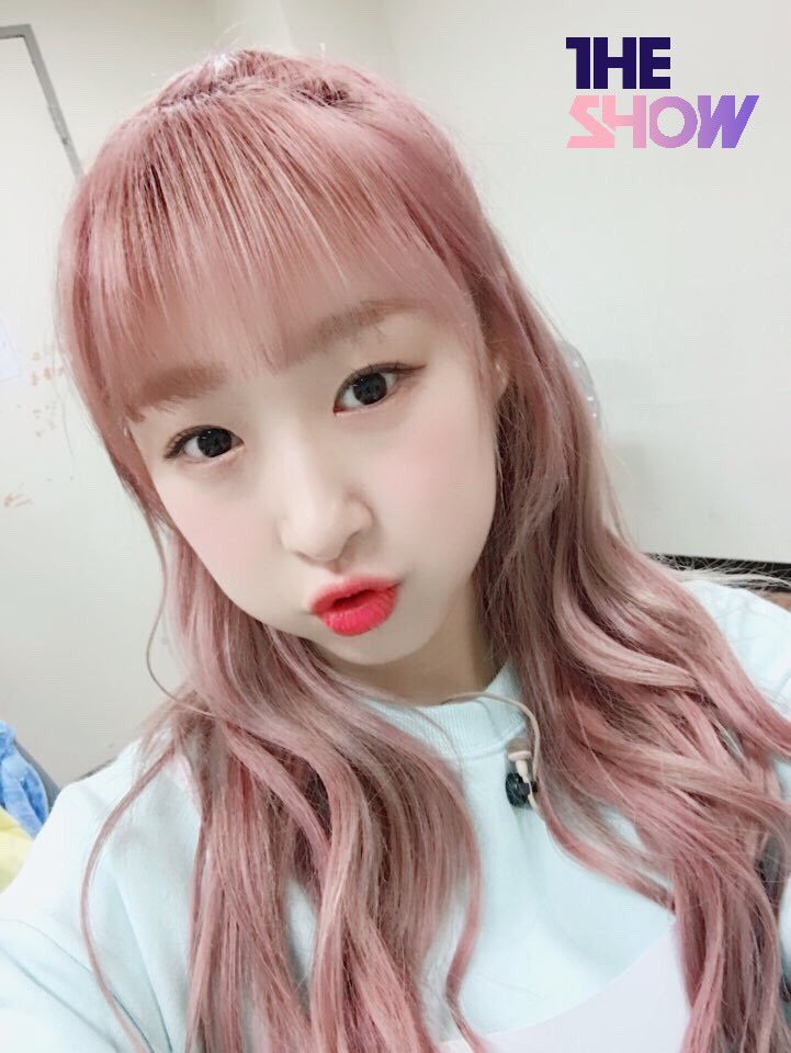 theshow_offcl's tweet image. [★140회 더쇼 초이스 후보③] 예쁜 애 옆에 예쁜 애 왜 #우소 얼굴 노벨 평화상 안 시켜주냐구요 (찡찡) 어제보다 13x160225 배 마법사미 넘치는 #우주소녀 #화이트데이 기념 셀카 선물🎀 #더쇼 #THESHOW @WJSN_Cosmic