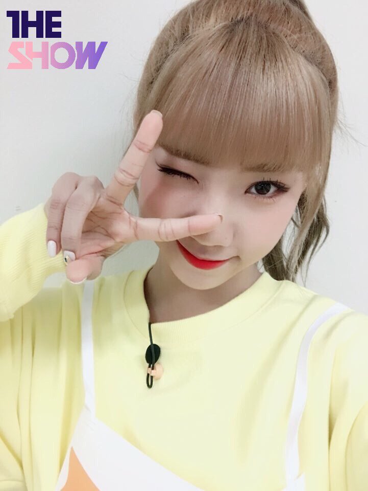 theshow_offcl's tweet image. [★140회 더쇼 초이스 후보③] 예쁜 애 옆에 예쁜 애 왜 #우소 얼굴 노벨 평화상 안 시켜주냐구요 (찡찡) 어제보다 13x160225 배 마법사미 넘치는 #우주소녀 #화이트데이 기념 셀카 선물🎀 #더쇼 #THESHOW @WJSN_Cosmic