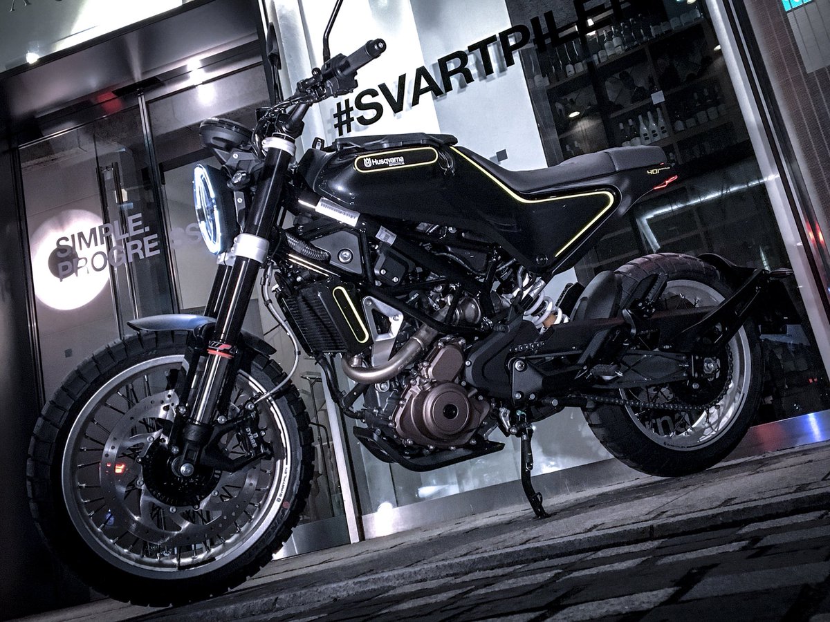 BikeBrosMagazin's tweet photo. Husqvarna SVARTPILEN 401.
ストリート・スクランブラーテイストのスバルトピーレン401です。
どこにもない、新しい提案のあるデザイン。これからのハスクには要注目デス!
#Husqvarna #SVARTPILEN #SIMPLEPROGRESSIVE #KISKADesign https://t.co/M4jDjmyLMH