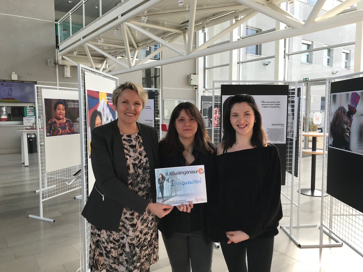 Ellesbougent's tweet photo. L'équipe #Linkevent, qui représentera la région Centre Val de Loire lors de la #finale #InnovaTech2018 @bercy le 30/03 pendant la #SemaineIndustrie, s'est même prêtée au jeu de la campagne #JeSuisIngénieurE 👌 #innovantes #GOM2018 #mixité @insacvl @EB_CentreVDL @Syntec_Inge https://t.co/vSJzqevPGS