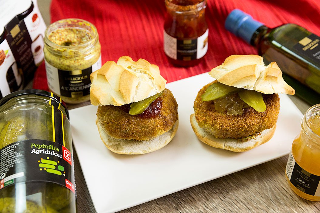 demos_lavuelta's tweet photo. Muchas diferencias entre una #hamburguesa y esta maravilla de #fileteruso https://t.co/Ix6E7Rz6ND https://t.co/yX2clHgEZA