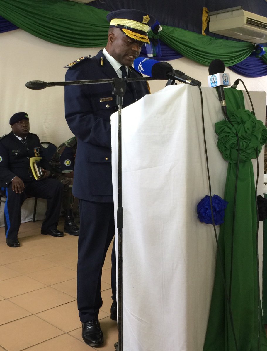 ntateRaps's tweet photo. Lesotho Police Commisioner #Holomo_Molibeli congratulates the graduants of the #SADC, #SAPMIL Forensics course and urges them to exercise their skills to expedite justice. https://t.co/TTUmZ3eOoH
