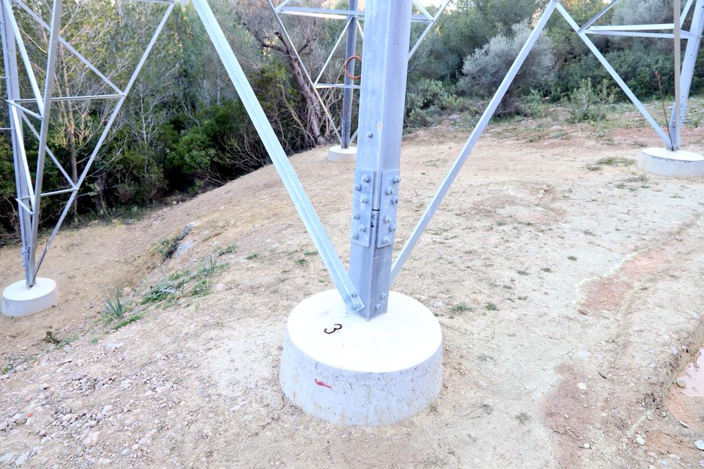 SalvemSonPuig's tweet photo. La Torre 3 es digna de ver ahora que todavía no lleva corriente. Una verdadera obra de ingeniería donde uno se siente diminuto a sus pies.
Esperamos que técnicos y políticos que autorizaron el trazado se sientan orgullosos.

5/13 🔄💀⚡️

@F_Armengol @j_groizard @vidalmatas14 https://t.co/cKecNCWzJj