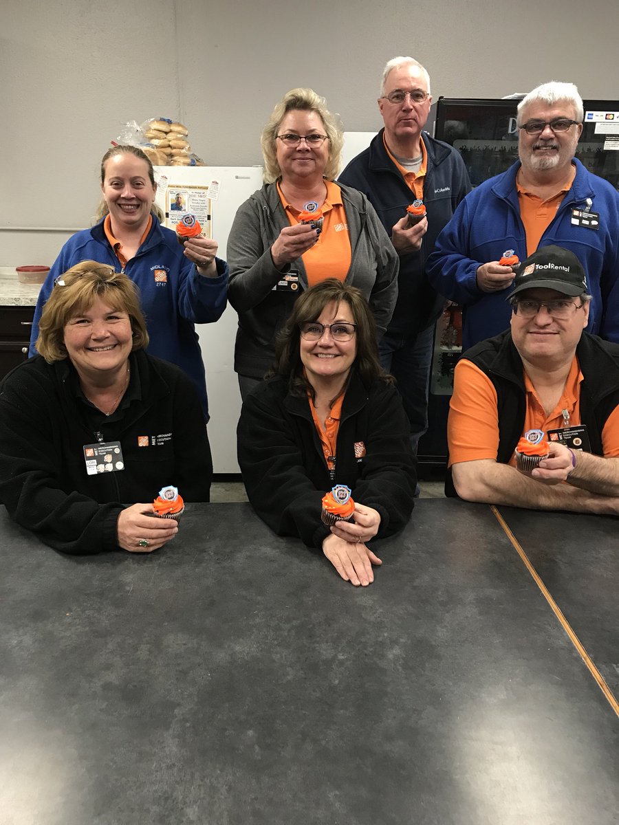 MET2747's tweet photo. Celebrating 365! MET D197 Store 2747 you ROCK!@anzarut1 @jdixontc @METGotyourback https://t.co/rpUJshPpZZ