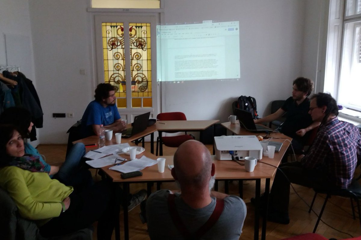 ArrelsFundacio's tweet photo. Aquests dies ens hem trobat a Budapest en el marc del projecte #TrainHouse. Volem millorar el paper del voluntariat i dels professionals i reflexionar sobre la incorporació als equips de persones que han viscut al carrer i que poden aportar la seva experiència. https://t.co/VP8oQYjMT6