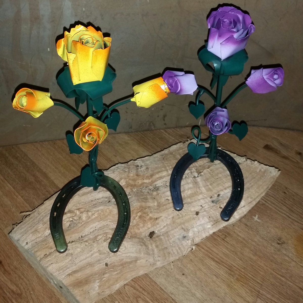 UhllJeremy's tweet photo. I don't post on here much but here are a couple of roses mounted on horseshoes I made, all metal https://t.co/iQOhTXTAGE