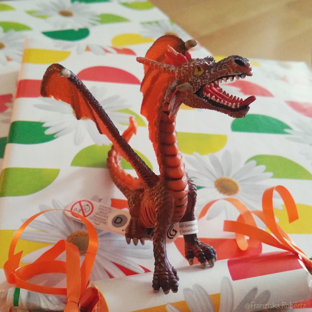 DynamiteCakes's tweet photo. Habe heute frรผh zusammen mit meiner Depression doch noch aus Schokopudding einen Geburtstagskuchen gemacht.
Da dieser schon aufgegessen ist, zeige ich euch einen klitzekleinen orangefarbenen Drachen.
#HubbiesBirthday https://t.co/NH8m0n67Az