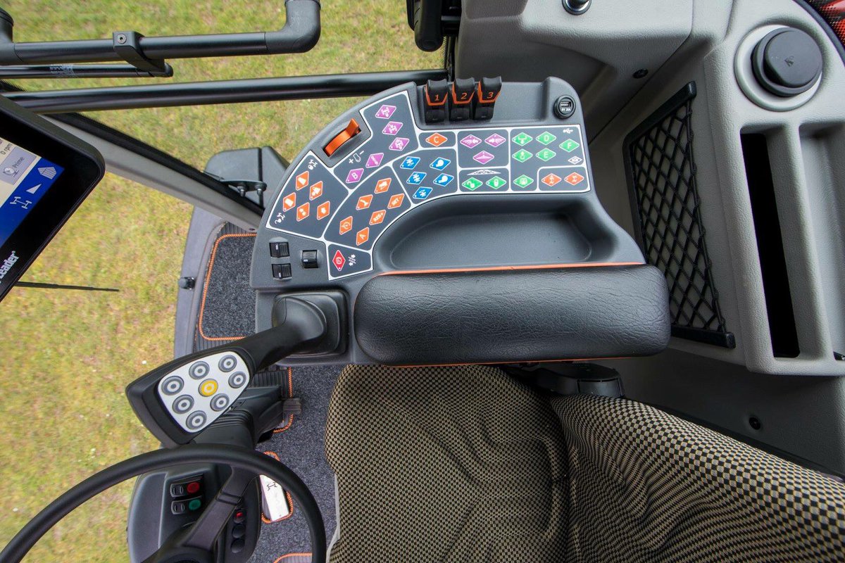 FarmingPhotos's tweet photo. The new @CanonUKandIE lens doing the job on this images inside a @SandsSprayers Horizon cab https://t.co/gmMLEh1sas