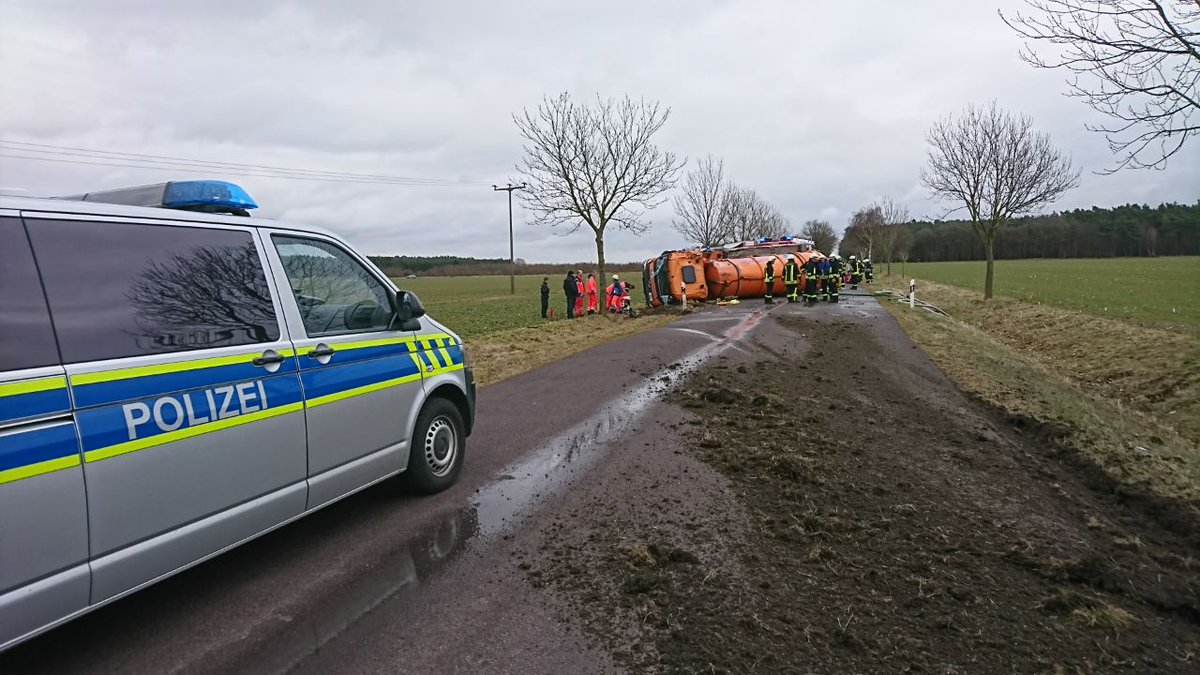 Polizei_MD's tweet image. Traurige Nachricht aus SAW: Der Fahrer des verunglückten LKW ist  verstorben. Die K1002 bleibt weiterhin gesperrt, die Bergungsarbeiten  werden noch einige Stunden dauern.