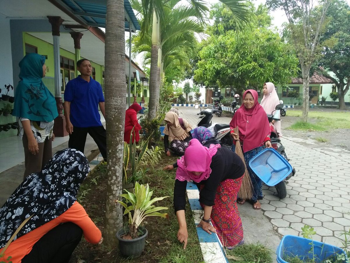 uptdblsari's tweet photo. Luar biasa semangatnya pengurus PKG Paud kec blimbingsari  persiapanmenyambut datangnya Dirjen paud dg  jalan melengkapi kegiatan sekretariat  dan bersih2 dilingkungan pkg kec blimbingsari. Semangat pkg paud blimbingsari.
@AzwarAnas_A3 @sulihtiyono3 https://t.co/I9c8HxKSbW