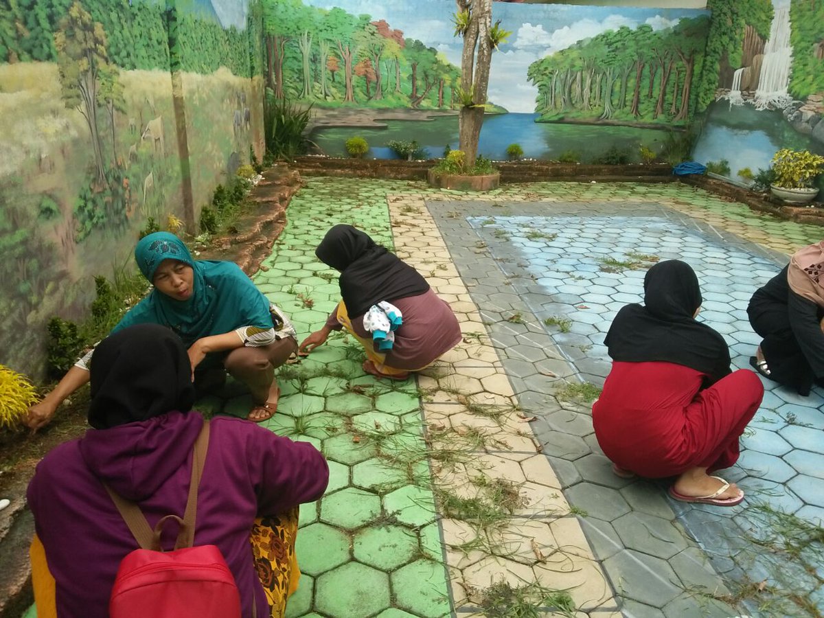 uptdblsari's tweet photo. Luar biasa semangatnya pengurus PKG Paud kec blimbingsari  persiapanmenyambut datangnya Dirjen paud dg  jalan melengkapi kegiatan sekretariat  dan bersih2 dilingkungan pkg kec blimbingsari. Semangat pkg paud blimbingsari.
@AzwarAnas_A3 @sulihtiyono3 https://t.co/I9c8HxKSbW