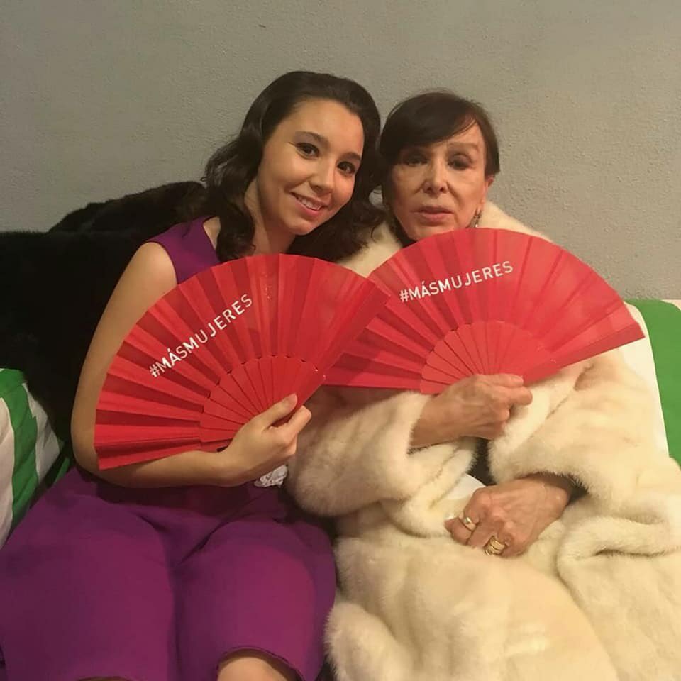 Ayer estuve acompañando a Esperanza Roy a recoger un premio que le hacía especial ilusión.  
Un homenaje a toda su carrera artística y que además se lo otorgaban compañeros de profesión. 
¡¡Se lo merece todo!! 

#CIMAcineastas #27PremiosUA
#MÁSMUJERES