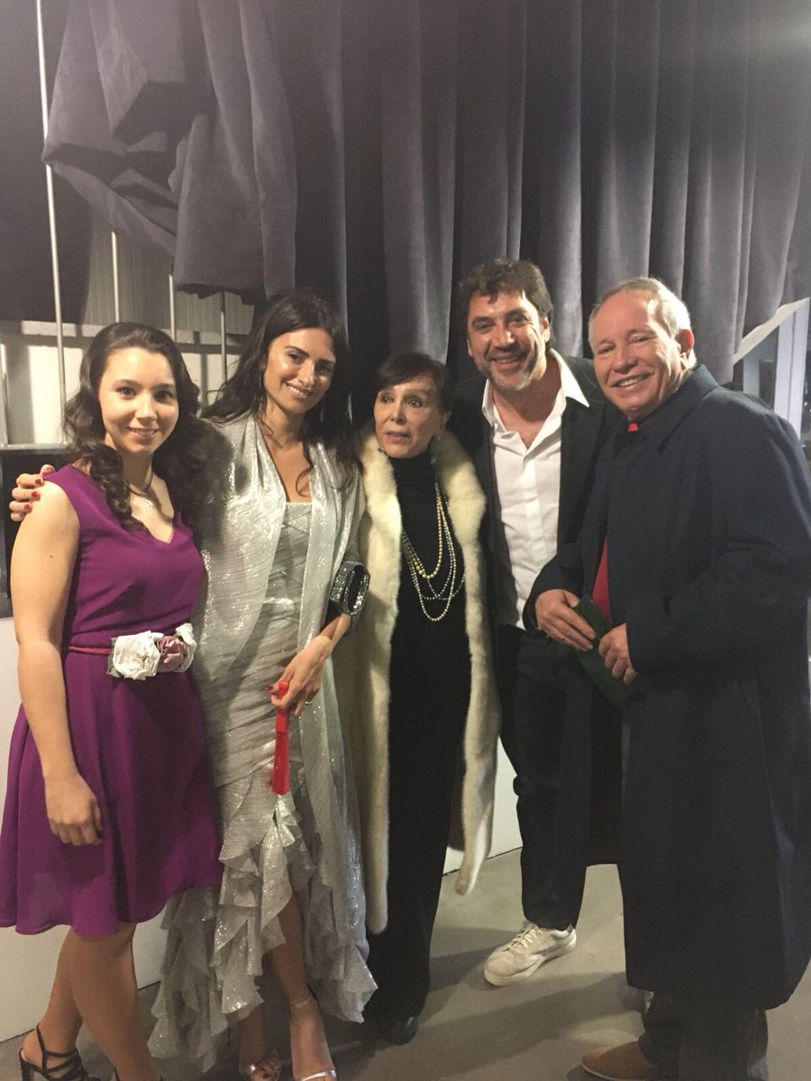 Ayer estuve acompañando a Esperanza Roy a recoger un premio que le hacía especial ilusión.  
Un homenaje a toda su carrera artística. 

Fue un placer poder compartir momentos con personas maravillosas. 

#CIMAcineastas #27PremiosUA
#MÁSMUJERES