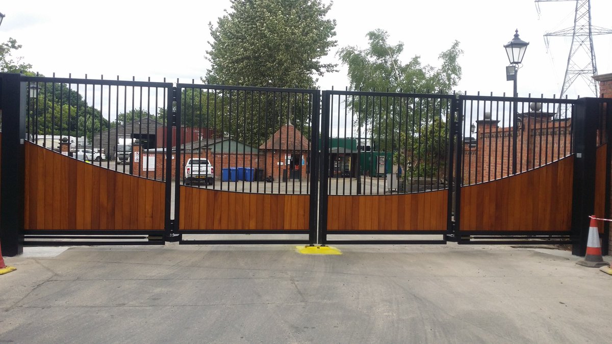 CovaSecurityUK's tweet photo. Our latest time-lapse video is up! Watch our bespoke 9m wide x 2.7m high #security gate being hand cladded &amp; finished in an'ultra rosewood' finish and hand built by our expert #factory fitters! 
#bespoke #quality #proud #TeamCova
https://t.co/pJ5pYog5PD https://t.co/xBulN4rdLH