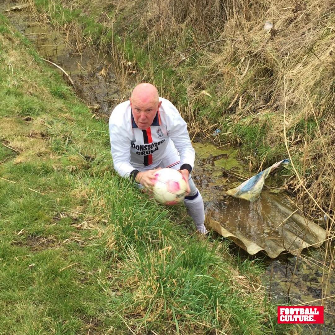 DerbystarBal's tweet photo. De @DerbystarBal wordt uit de sloot gevist, weet iemand welke vereniging dit is? #derbystar #voetbal #muta https://t.co/do2ZvhBVJM