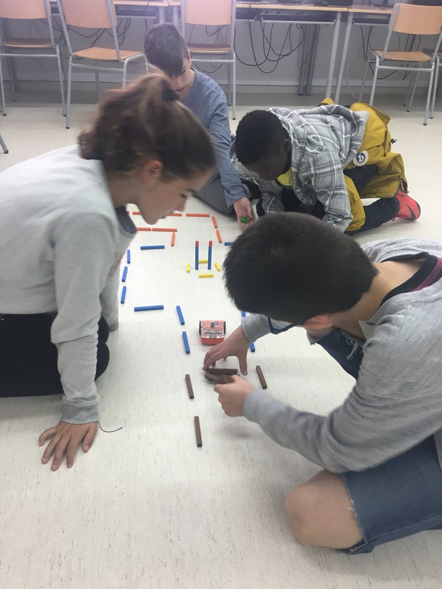 escolalledoner's tweet photo. Els #alumnes de @escolalledoner de @granollers seguim superant reptes inventats per la @vallesbot ! @CRP_Granollers @SSTTMVO @MeetEdison #robotica #STEM #cdgrans https://t.co/1v8Baiygqb